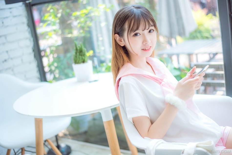 “我之前已经飞鸽传书，让主公派人过来接管汉中，如今汉中已定，张鲁可以送去长安书院当他的道家天师了，你这段时间做好交接准备，交接完毕之后，想必阆中那边已经有了消息，若功成，就立刻带着六千精锐入阆中，助我稳定军心。”庞统点点头，少有的正色道。